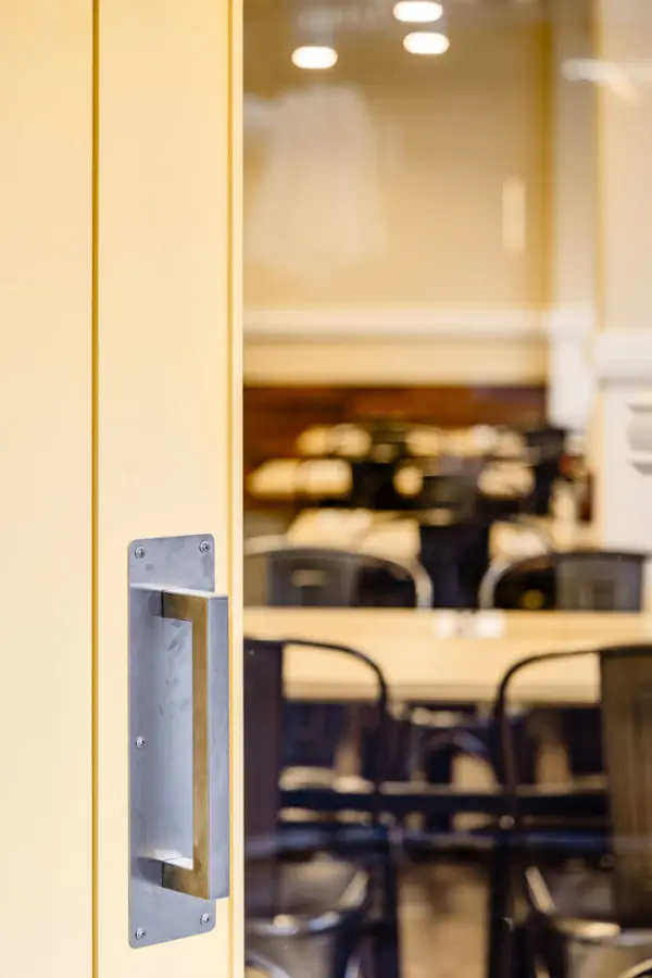 미니멀한 메탈 디테일의 감성 카페 입구